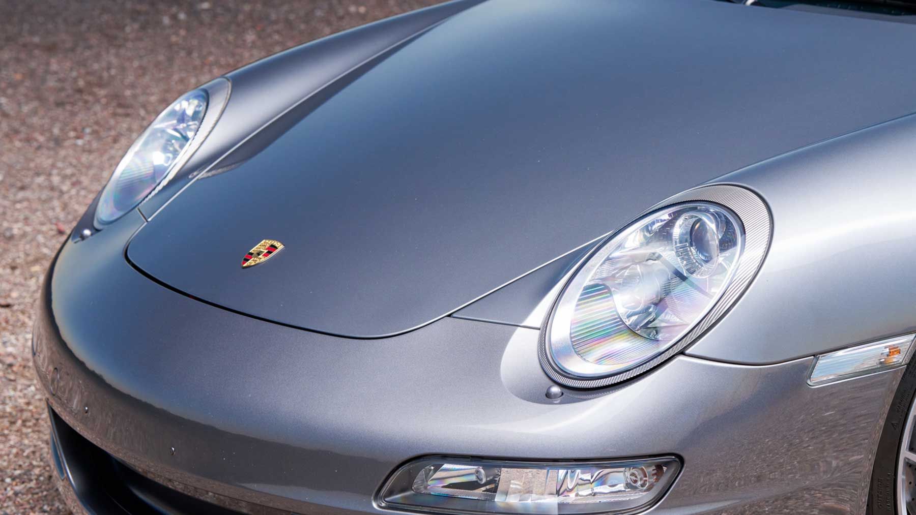 Front of a silver Porsche 997