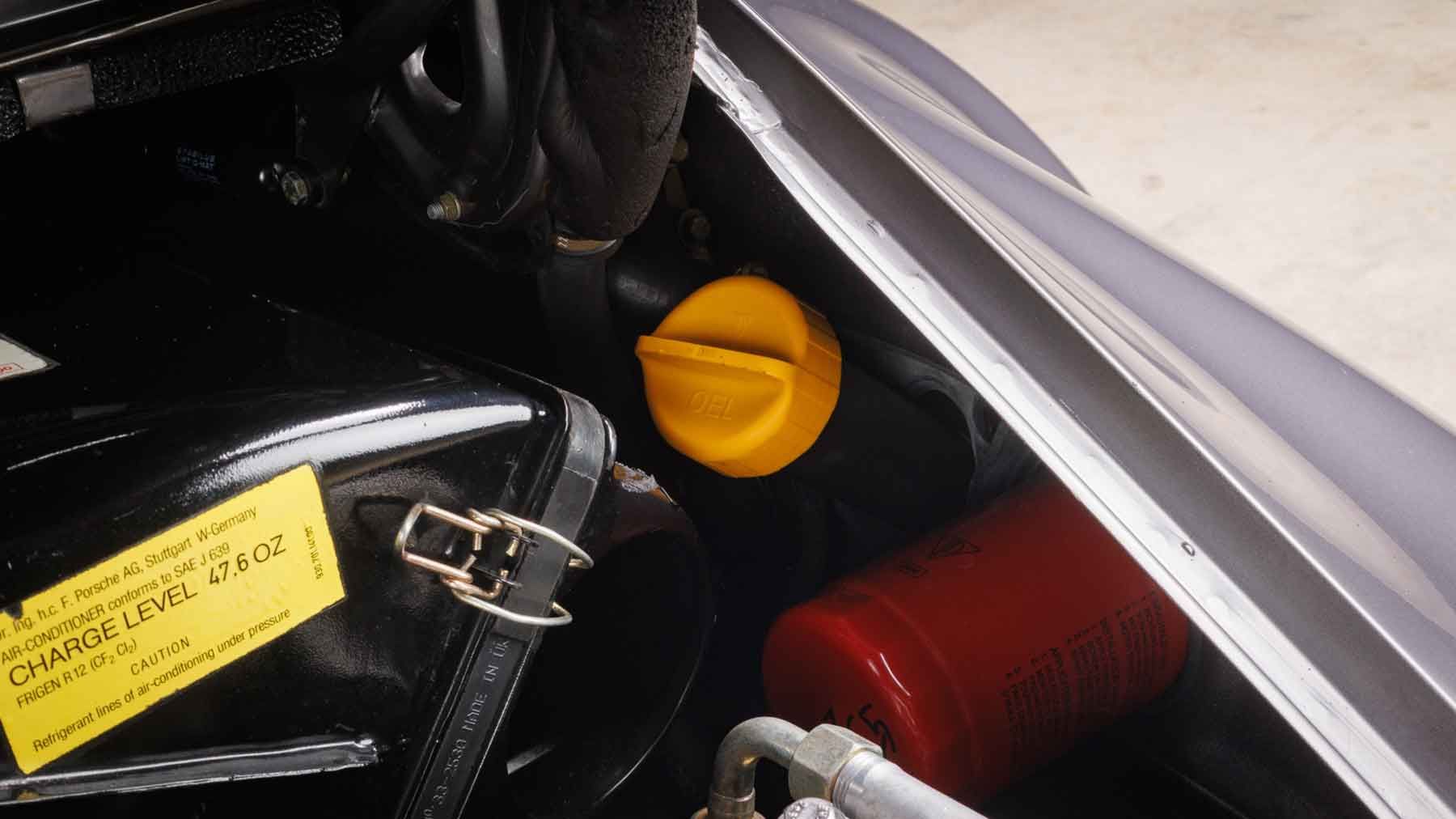 Oil filler cap and fluid reservoir in a Porsche front compartment