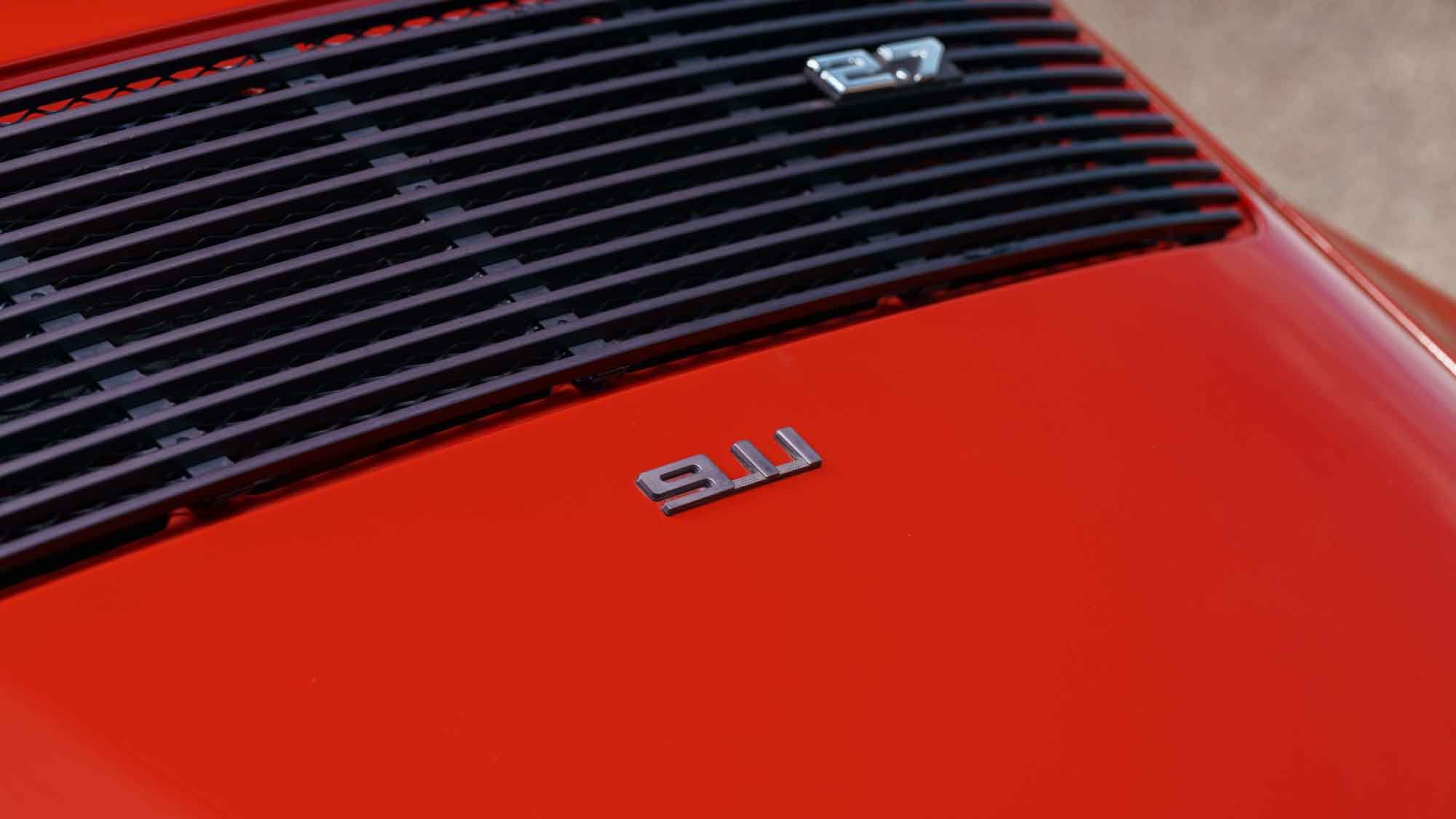 Engine lid grille and 2.7 badge on a red classic Porsche 911