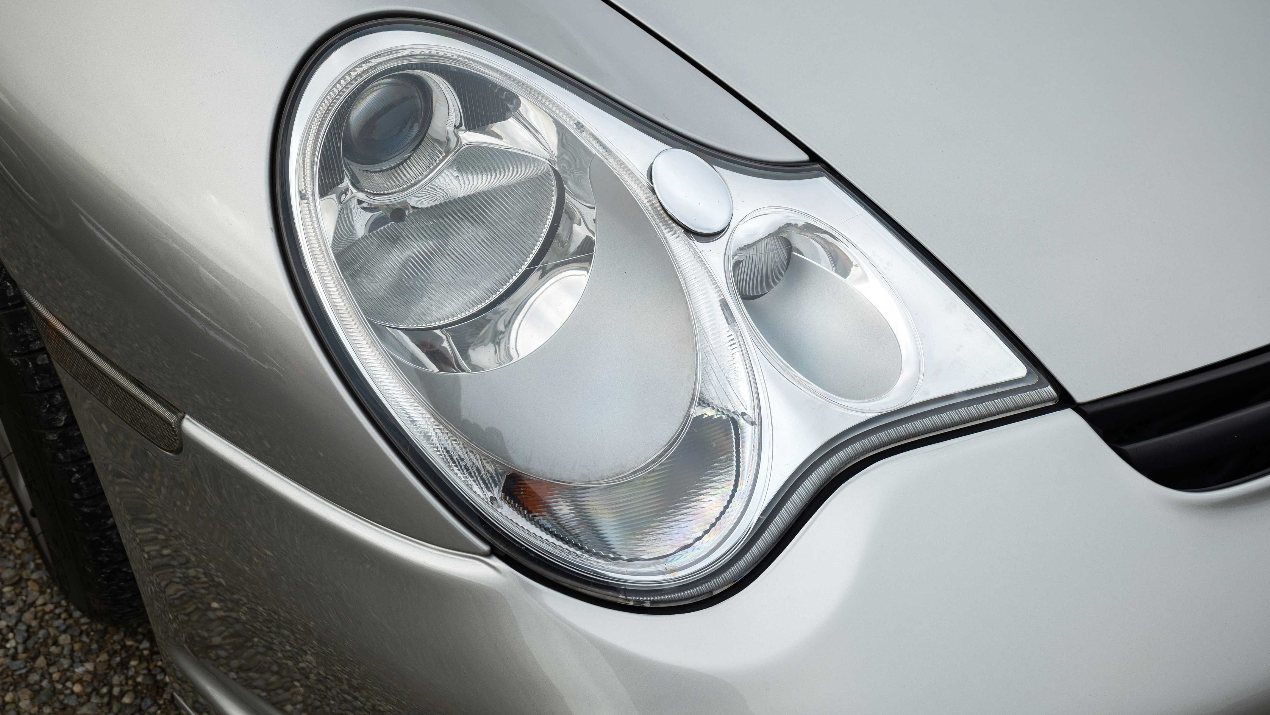 Headlight of a silver Porsche 996
